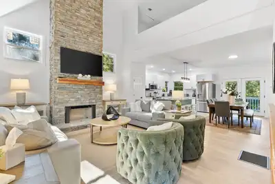 Image de Modern Lake Retreat – w/Boat Slip & Privacy