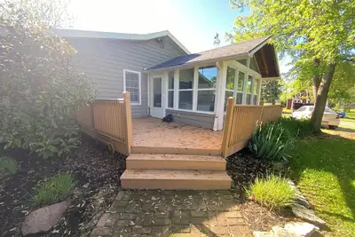 Image de Lakeside Hideaway + Sunroom + Hot Tub + Lake Vibes