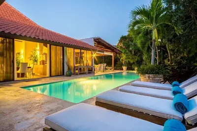 Image de Charming 5 bedrooms near beach. Full staff & golf cart included