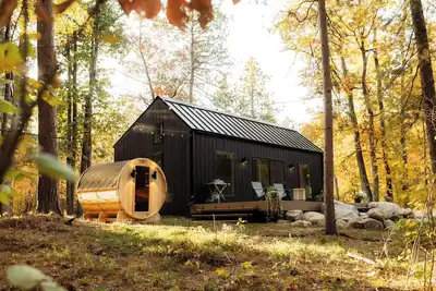 Image de Modern Cabin in Forrest with Cedar Barrel Sauna