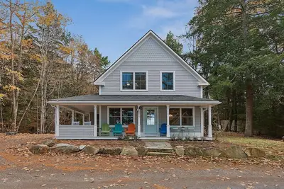 Image de Sunset Cottage with Cobbossee Lake Views and Wraparound Porch