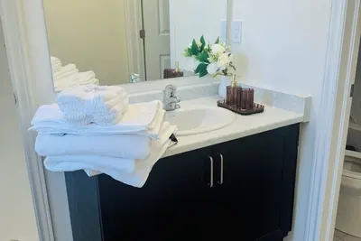 Image de Cozy 2-Bedroom Retreat with Private Bath