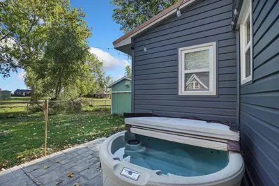 Image de Escape to this cozy Crystal Rock getaway on Sandusky Bay—relax in the hot tub under patio lights, fish steps from your door, and enjoy peaceful sunsets. Perfect for families or pets!