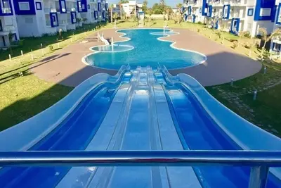 Image de Apparemment delux dans un complexe avec trois piscines