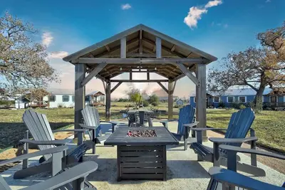 Image de Windmill Meadows Cottages-Firepit-Hill Country
