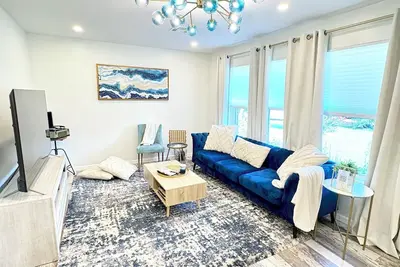 Image de Kick back and relax in this calm, stylish retreat near Ou!