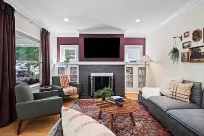 Image de Spacious 4br in Kamm’s Corners Cleveland | Game Room | Sleeps 9