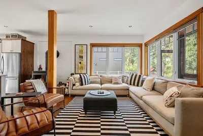 Image de Ash & Iron | Lake | Hot Tub | Fire Pit | Gym | Yard