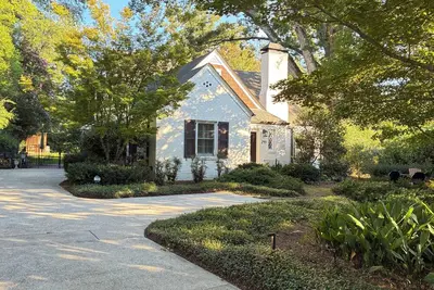 Image de Five Points upscale home - walk to Uga, 4 beds, 3 baths, sleeps 8, large patio