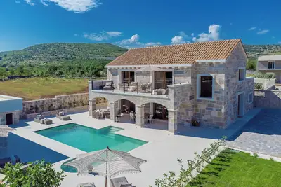 Image de Glass Gym, Tennis, Jacuzzi, Spa - James Bond Mansion