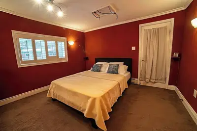 Image de 6 Bedroom Lakefront Main House in Sand Bay