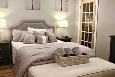 Image de Comfy 2 Bedroom Suite in Trendy BedStuy