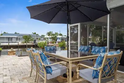 Image de Garry's Landing! Canal front home with boat dock!