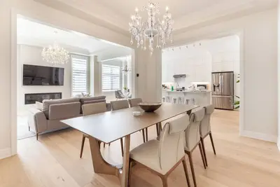 Image de Stylish and Brand New: Your Cozy 4-bedroom Getaway