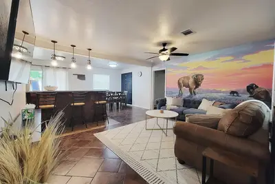 Image de Sooner Sunrise- 1. 3 miles to Ou with hot tub!