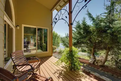 Image de Prime McKenzie River Gem: Sunroom + Views!
