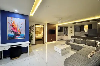 Image de Lux Haven 2-Bedroom Apartment - Prime Location & Modern Comfort Near Gulberg