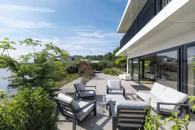 Image de Luxury 6-person villa with private infrared sauna, outdoor shower, balcony with water views and sunny fenced garden with private dock. Located at Villa Resort Harderwold.