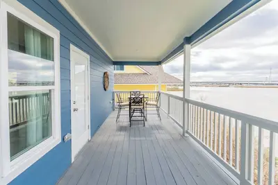 Image de Escape to this serene 3-bedroom bayfront retreat in Seabrook Shores. Featuring stunning water views, a spacious deck for sunsets, and cozy coastal interiors, this hideaway is perfect for family getaways or a peaceful escape by the bay