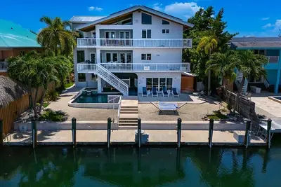 Image de Enjoy luxury at Irish Ayes in Islamorada: a spacious 4-bedroom canal home perfect for 8!