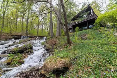 Image de Owl Brook: Creekside Mid-Century Escape