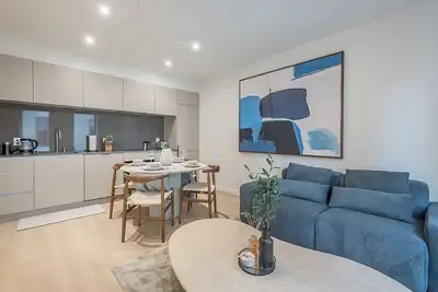 Image de Bright & Modern 2br | Golden Square Mile