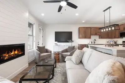 Image de New spacious 3 bedroom, private deck, forest view and garage parking