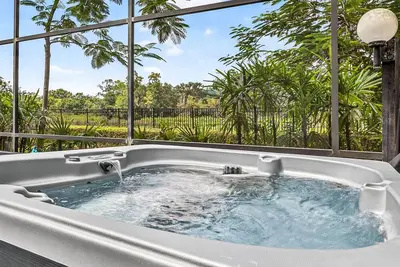 Image de “Gather & Splash” – 3br Pool Home w/Hot Tub