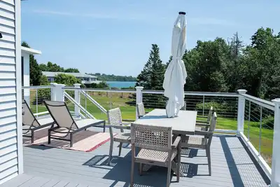 Image de Beautifully renovated 4br, 2ba pet friendly home with ocean views and access