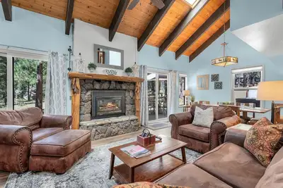 Image de Cozy Cabin with Hot Tub, Sharc Passes, Large Deck, Double Living Rooms!