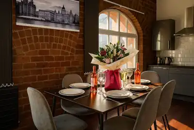 Image de Cosy City Apt For 6 - Near Bars, Dining & Train