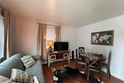 Image de \"Steps from downtown and the park, this cozy mid-century hideaway offers comfort, charm, and a private outdoor escape. \"