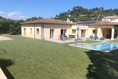 Image de Maison familiale de plain pied avec piscine