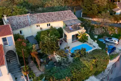 Image de Villa de caractère avec piscine et vue panoramique sur la rade de Marseille