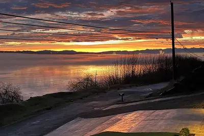 Image de Industrial modern house with Water Views – Walk to the waterfront