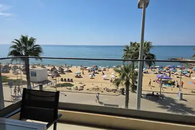 Image de Modern Beachfront 2br Apartment with Sea View, A/C, WiFi & Free Parking