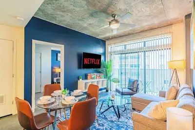Image de Cozy 2br Near Dt with Balcony Gym Pool Parking Wd