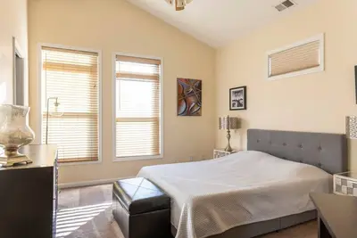 Downtown~King Bed~Parking~Balcony~Restaurants~Bars