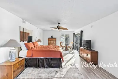 Image de Lakefront Stay Private Suite Tv Dining Table - Unit 1