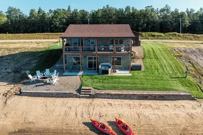 Image de Stone Cottage - Lakefront/Beach/Arcade/HotTub/MassageChair/2 Kings/Near Wi Dells