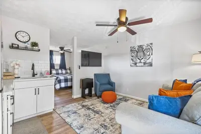 Image de Jordan Hare Views & Walk to Campus - Queen Bed+ Sleeper Sofa