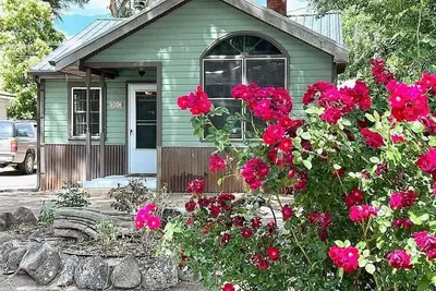 Image de New! ! ! Charming 2-3 bedroom cottage with Ac in the heart of Montrose.