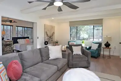 Image de Charming pet friendly house in tranquil Sedona with garage for bikes.