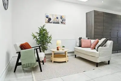 Image de Spacious 6-Bedroom/6-Bathroom Stay in Bloxwich