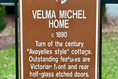 Image de Charming 1-bedroom historical cottage in serene Marksville with heated pool.