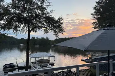 Image de Newly Renovated- Scenic Stays-Lake Front, Fire Pit, Private Dock. Sleeps 8