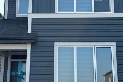 Image de Modern 3-Bedroom Home Near Calgary Airport & Major Amenities