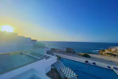 Image de Appartement loft en bord de mer · Terrasse spacieuse sur le toit et piscine