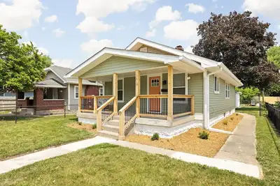 Image de Modern Greenhouse with 2 Car Garage & Enclosed Yard Mins to Downtown