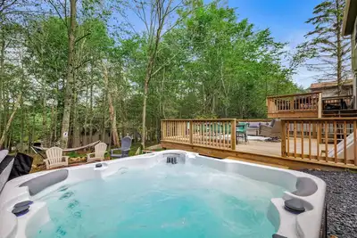 Image de Private Game Basement - Hot Tub - Game Room - Fire Pit - Ac - Stylish 4br